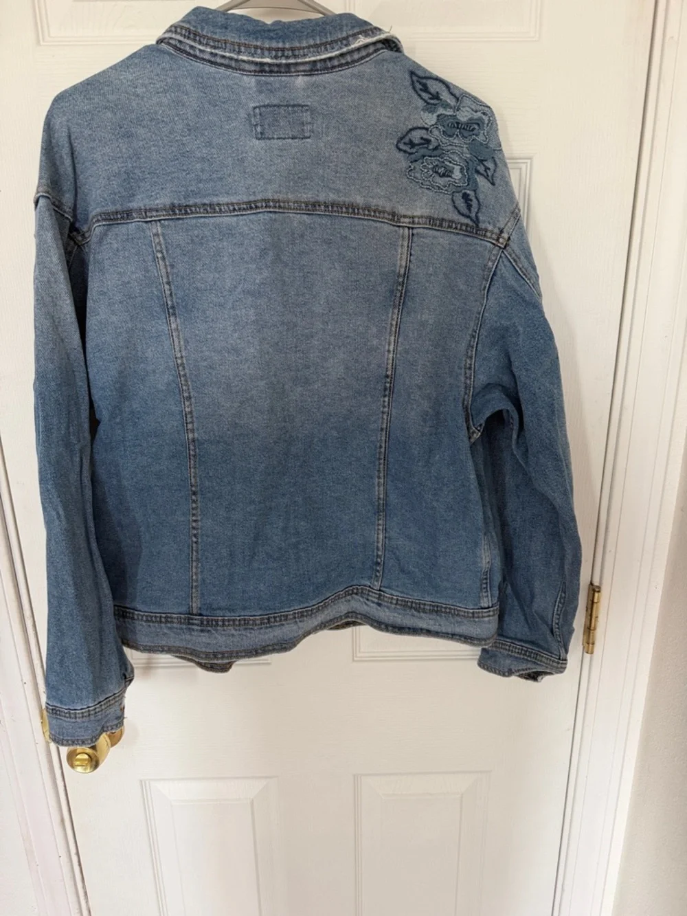 Universal Thread Light Blue Denim Jacket with Floral Embroidery - Picture 4 of 5